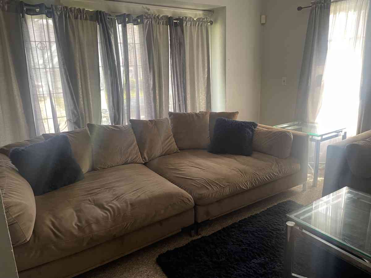 couches pillows coffee table - Toledo, Ohio - FleaMarketBay