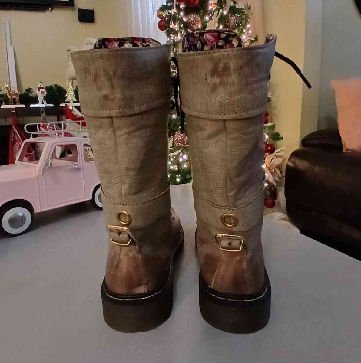Brown boots for women size 8 point 5 - Indianapolis, Indiana - FleaMarketBay