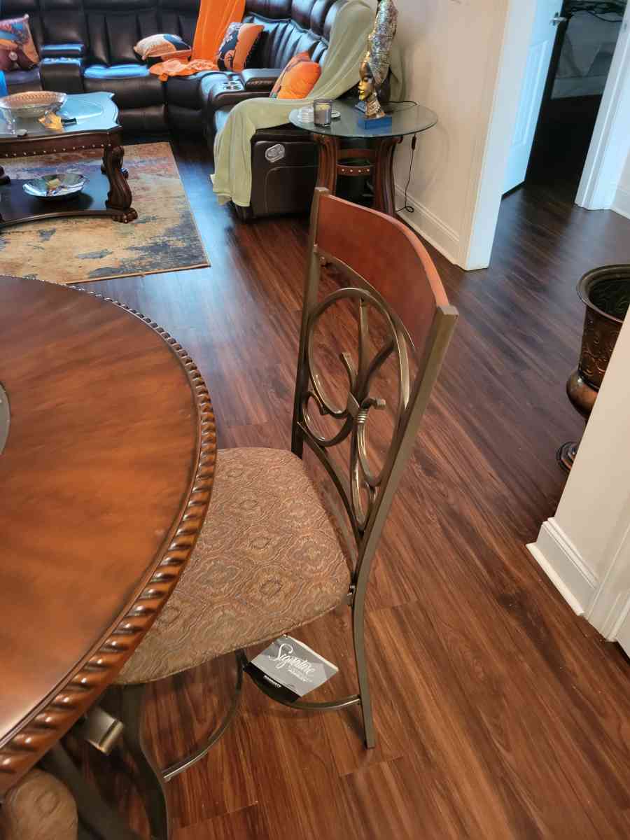 dinner table - Williamston, South Carolina - FleaMarketBay