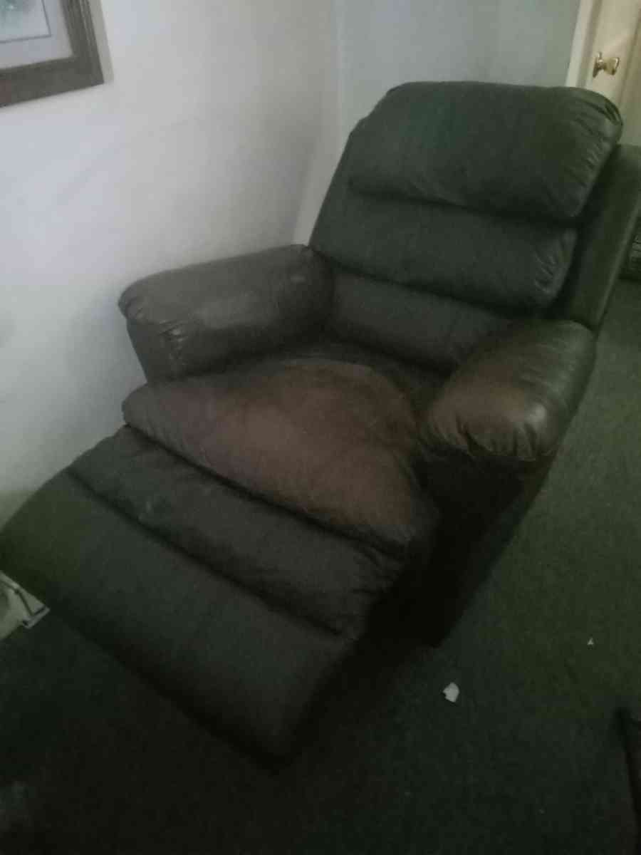 Brown leather recliner - Hampton, Virginia - FleaMarketBay