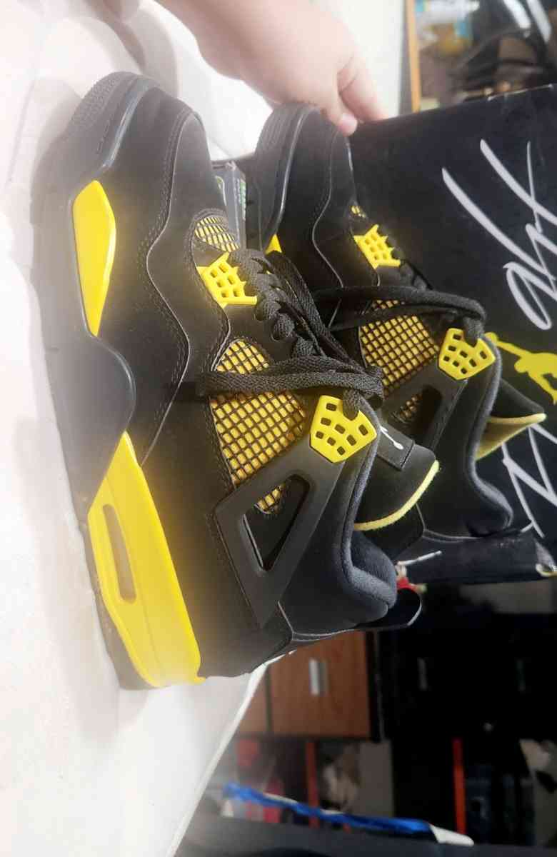 Jordan retro 4 yellow - Oklahoma City, Oklahoma - FleaMarketBay