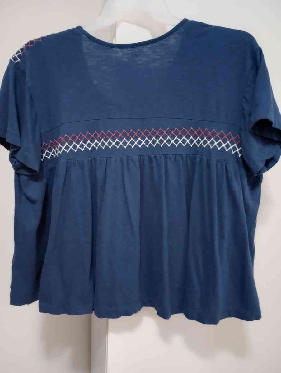 Womans Short Sleeve Blouse - Augusta, Georgia - FleaMarketBay