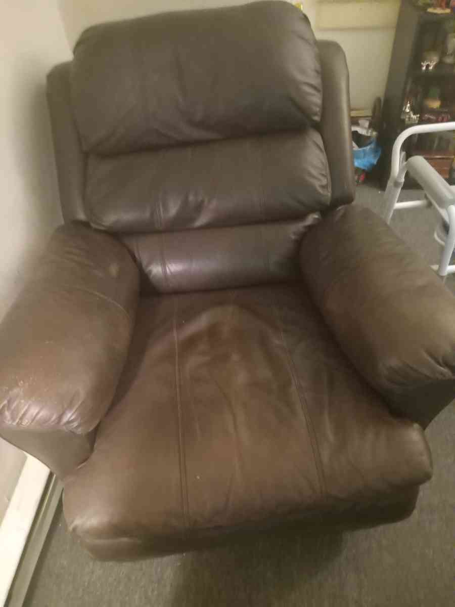 Brown leather recliner - Hampton, Virginia