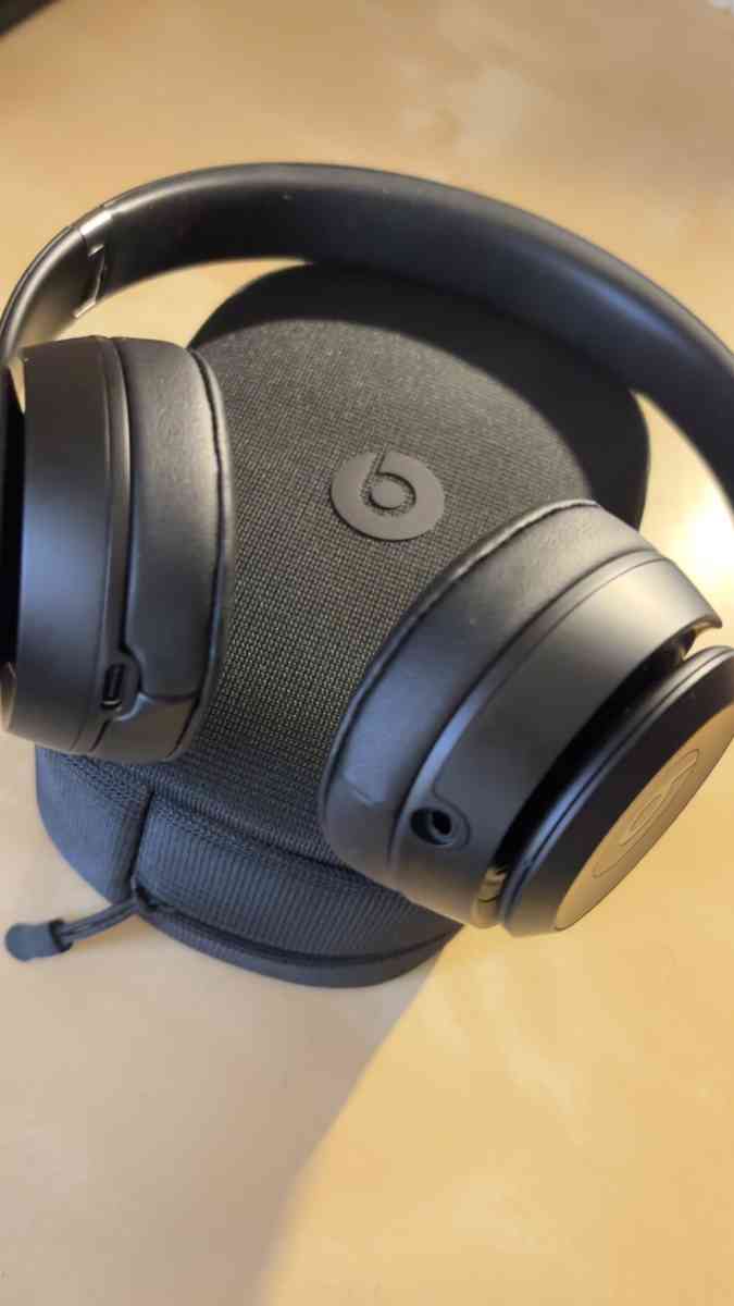 Beats Bluetooth Headphones - West Warwick, Rhode Island - FleaMarketBay