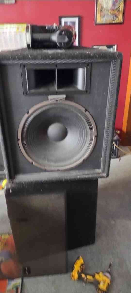 Pair of Fender 115xp powered speakera - Kingston, Pennsylvania - FleaMarketBay