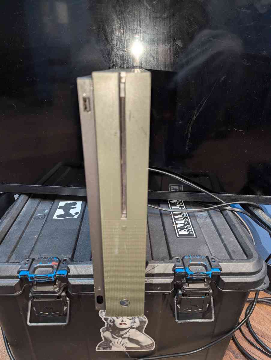 battlefield edition 1tb Xbox one with elite series controlle - Lexington, South Carolina - FleaMarketBay