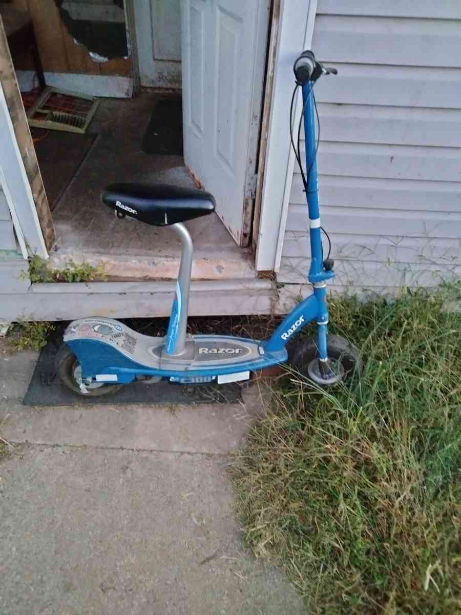 seated razor scooter e300 - Frederick, Maryland - FleaMarketBay