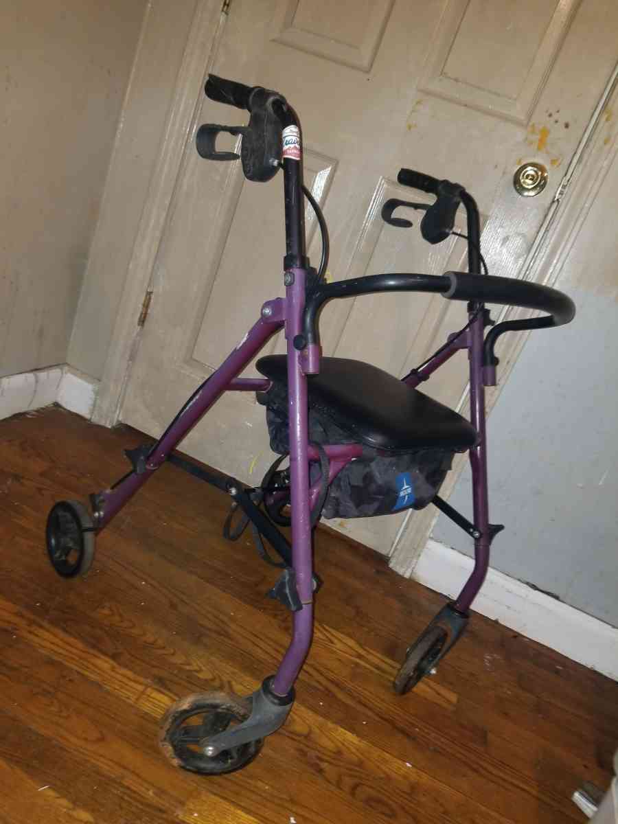 medline walker for elderly or disabled people - Greenville, South Carolina - FleaMarketBay