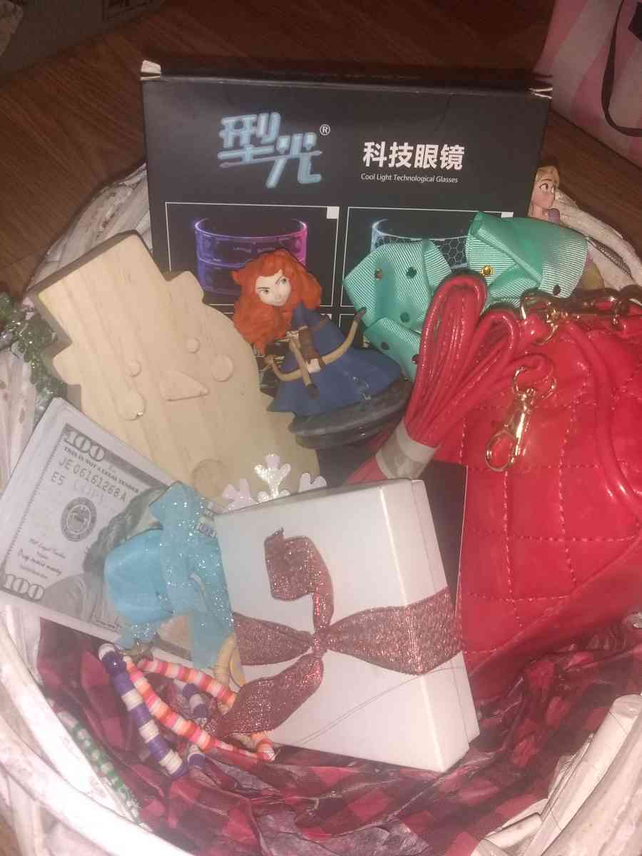 Girls Christmas gift basket - Pensacola, Florida - FleaMarketBay