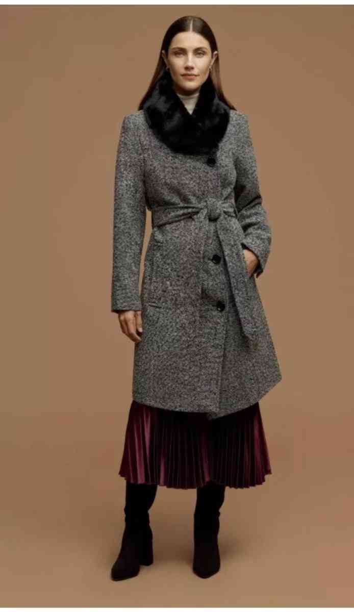 Vera Wang Faux Fur Scarf - Indianapolis, Indiana - FleaMarketBay