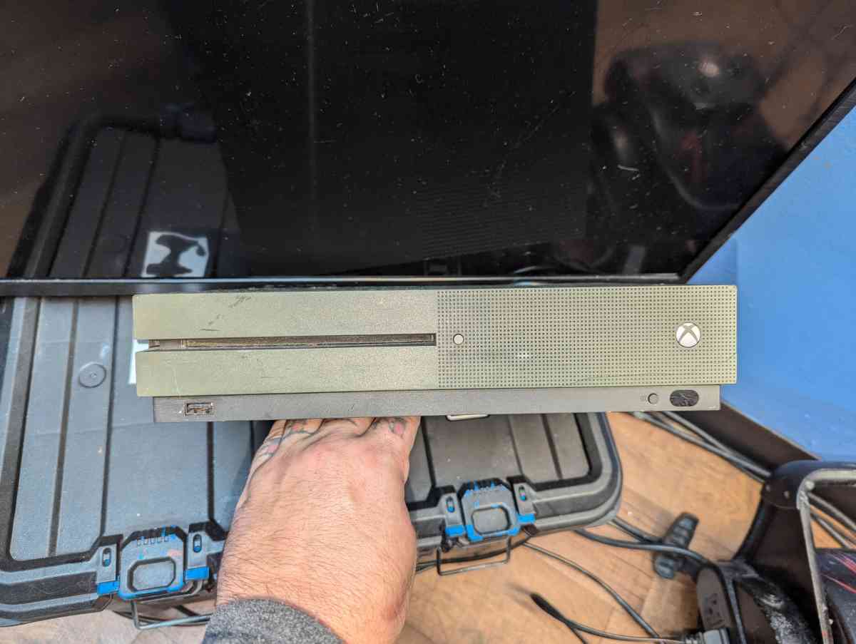 battlefield edition 1tb Xbox one with elite series controlle - Lexington, South Carolina - FleaMarketBay