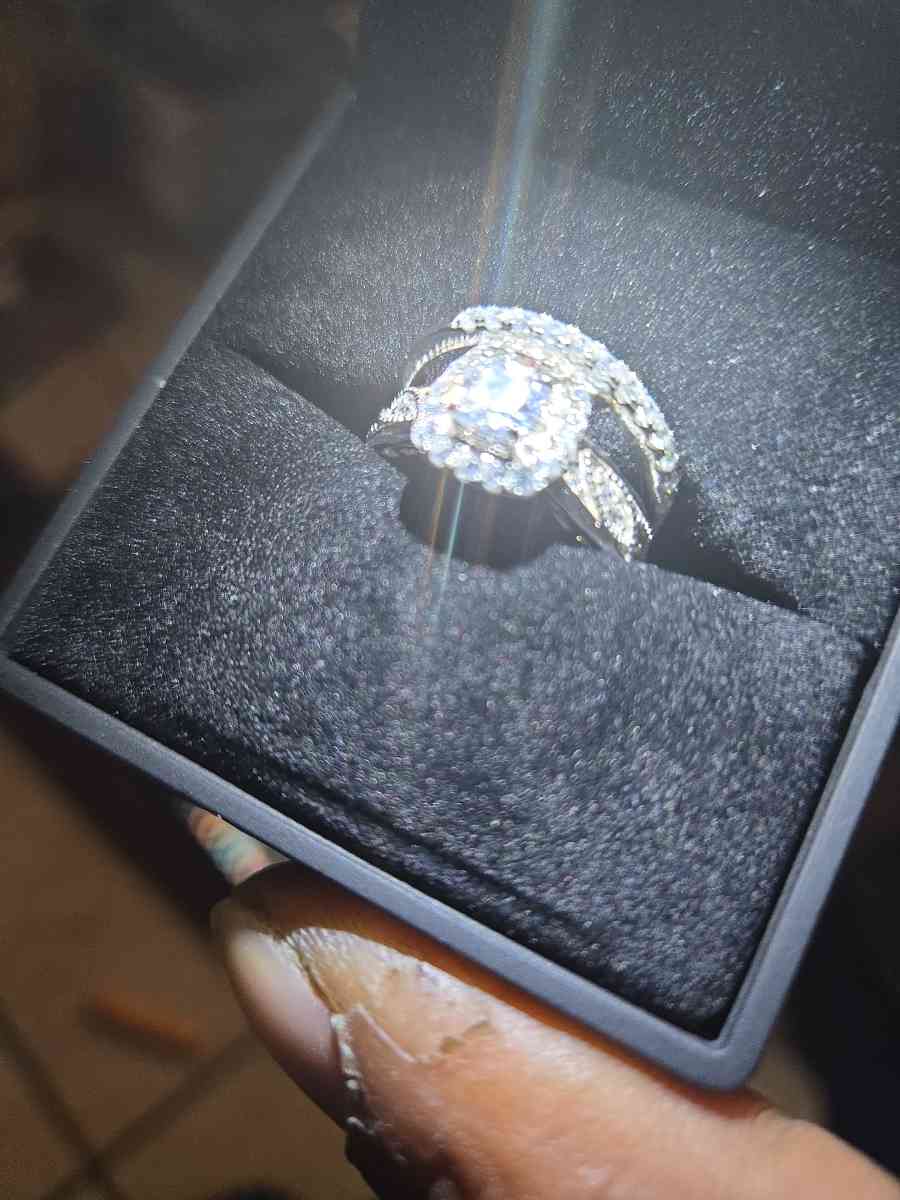 1 CT halo engagement ring set - Grandview, Missouri - FleaMarketBay