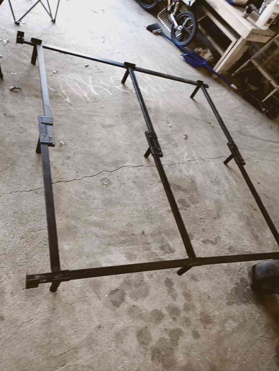 Universal Bedframe Full to King - Laurel, Mississippi - FleaMarketBay