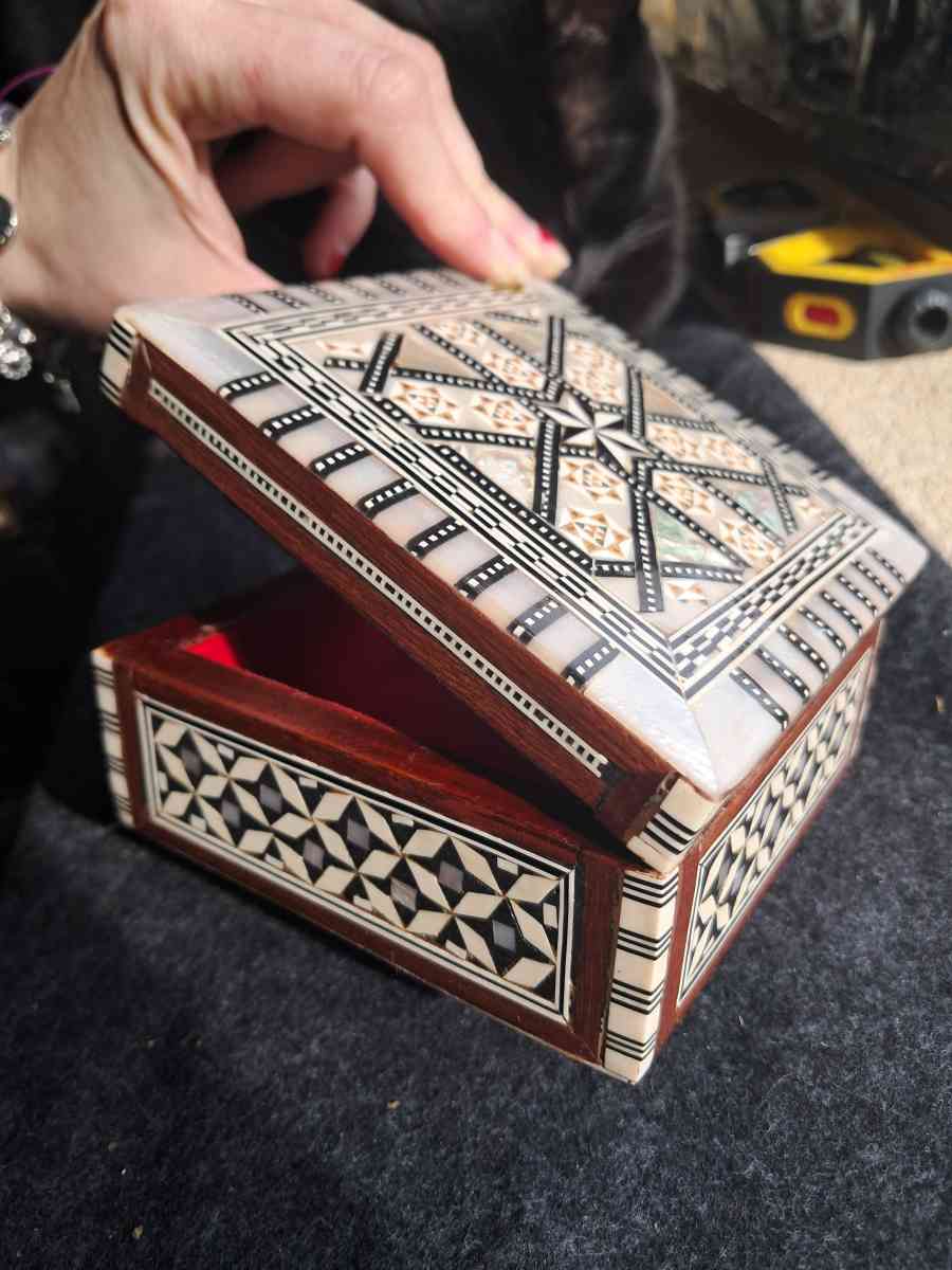 Antique Handcrafted Mother of Pearl Trinket Box - Lake Havasu City, Arizona - FleaMarketBay