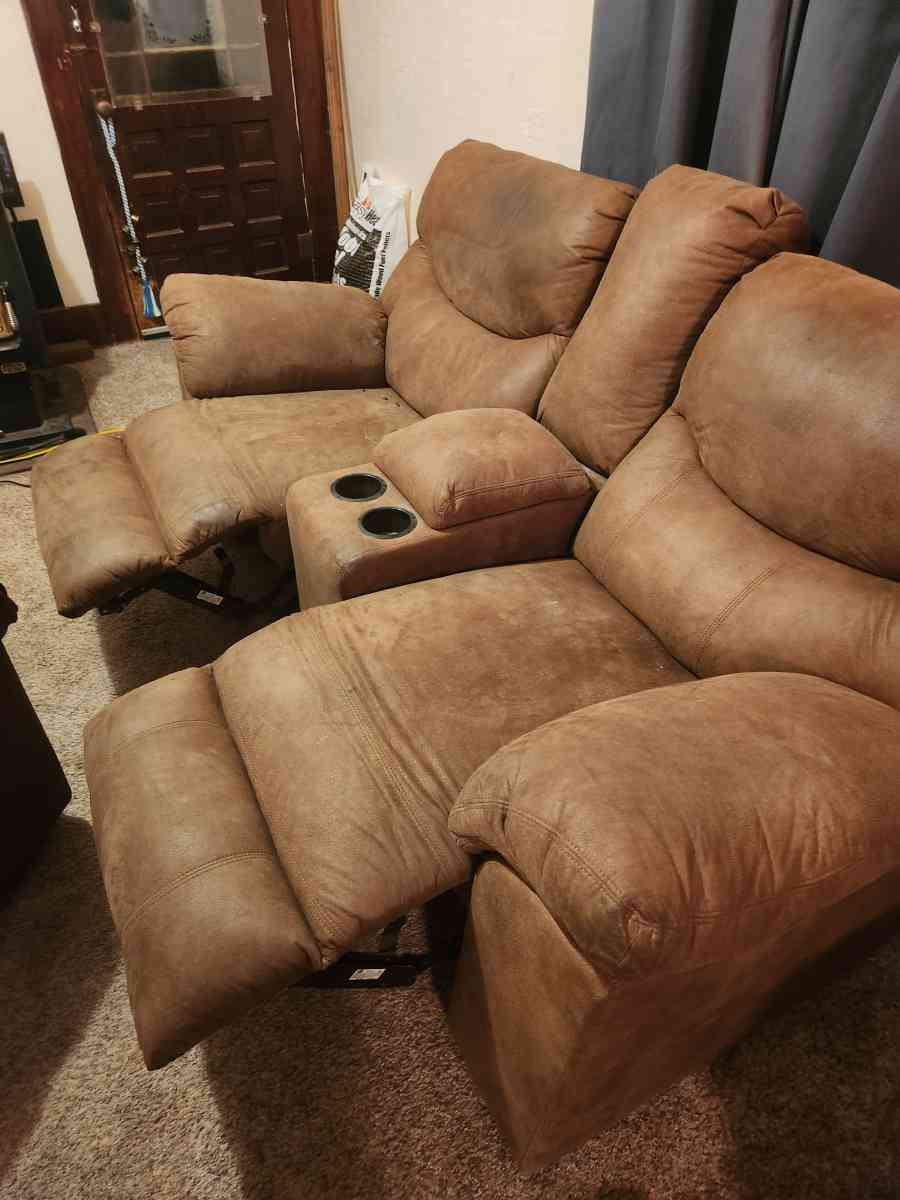 love seat  electric recliners - Eddyville, Nebraska - FleaMarketBay