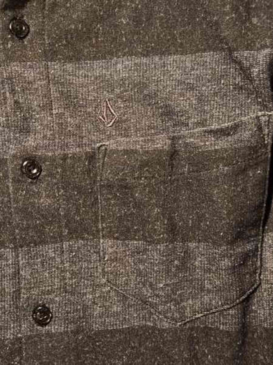 volcom plaid flannel - Clinton, Massachusetts - FleaMarketBay