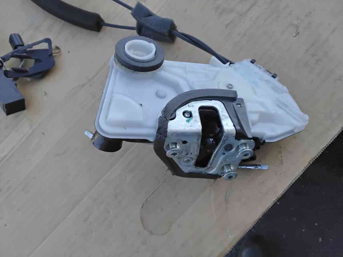 2018 Honda Civic Left Front Door Power Handles Like New - Williamstown, New Jersey - FleaMarketBay