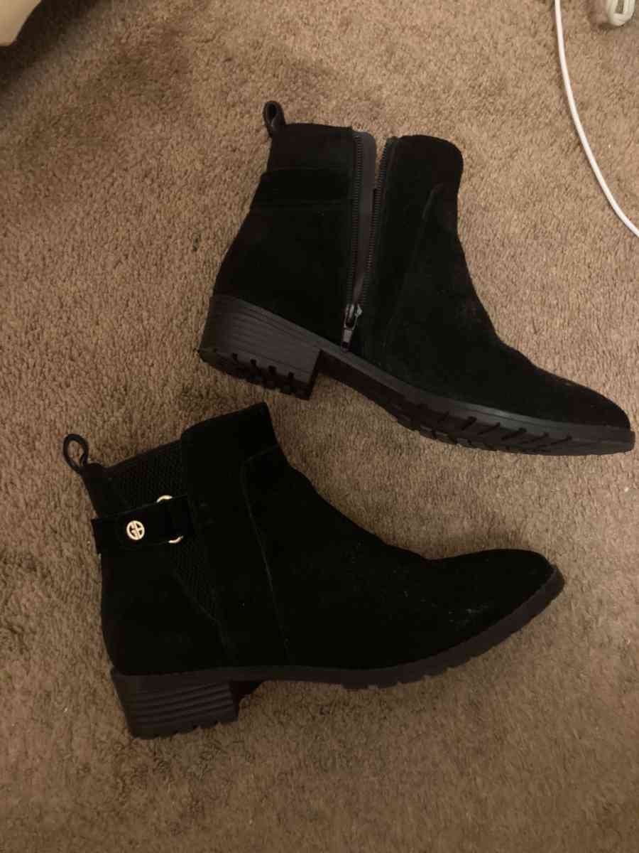Giani Bernini suede booties - Blue Island, Illinois - FleaMarketBay