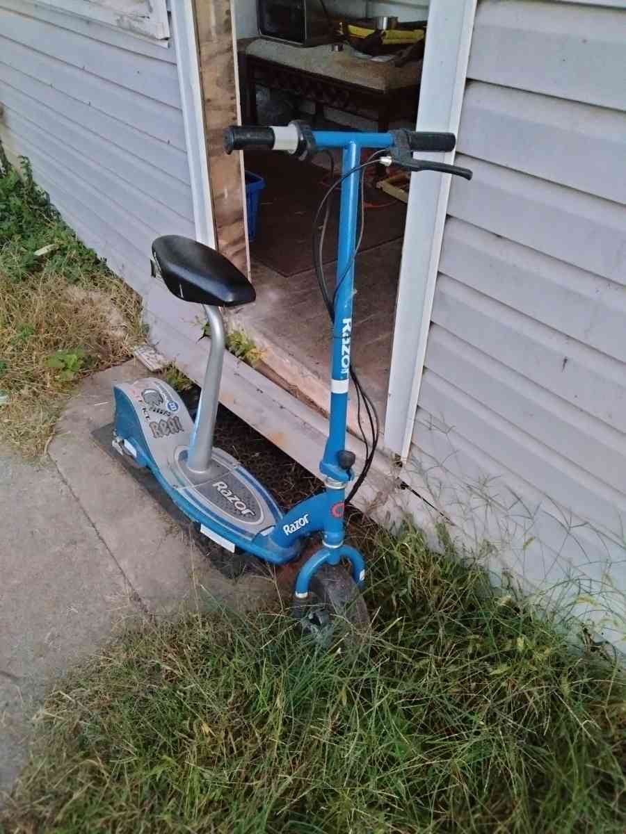 seated razor scooter e300 - Frederick, Maryland - FleaMarketBay