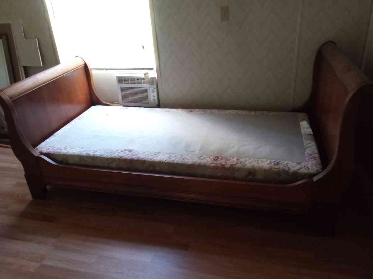 sleigh bed - Lincoln, Alabama