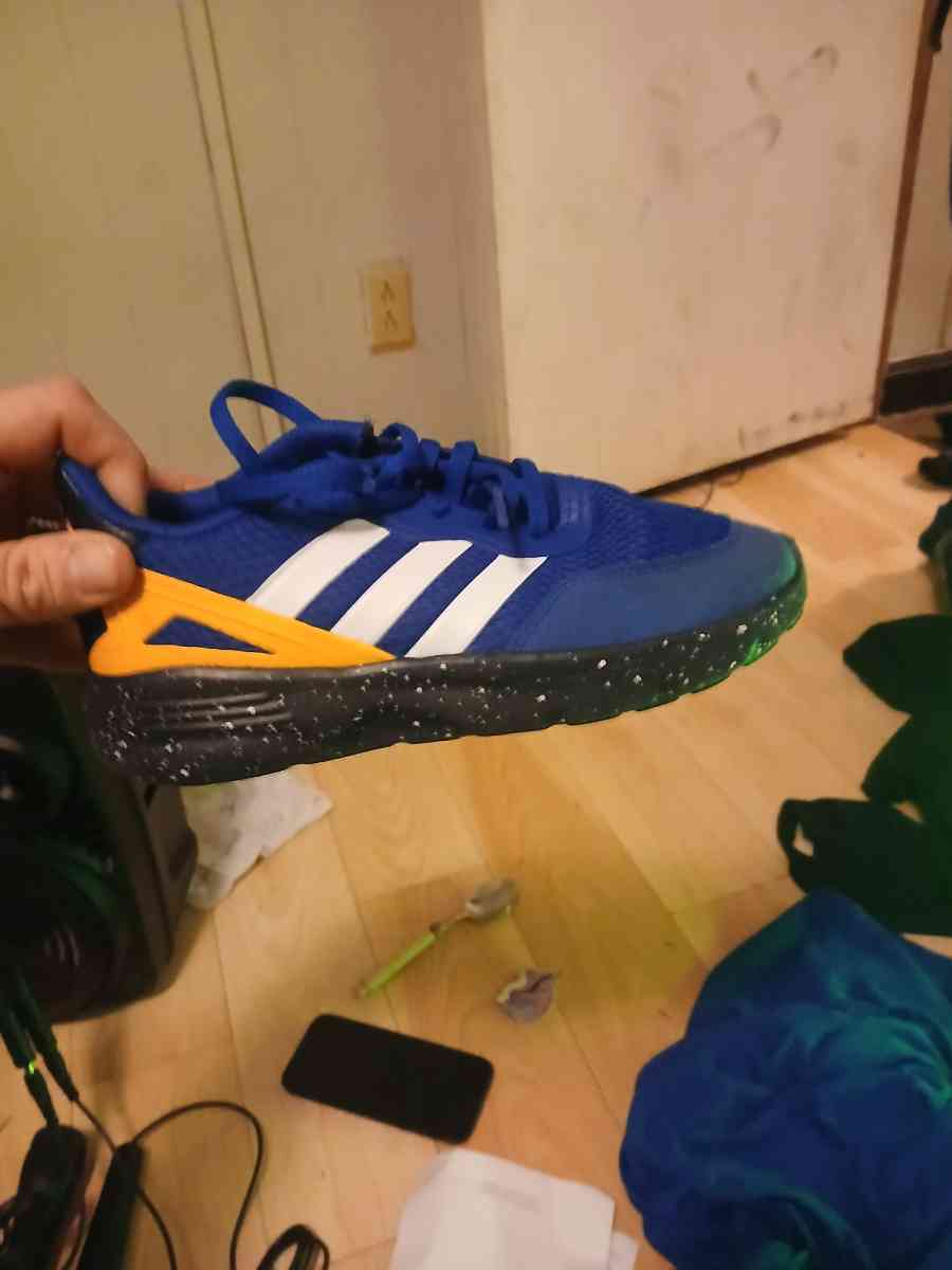 Adidas boys shoes size 5 like brand new - Jasper, Alabama - FleaMarketBay