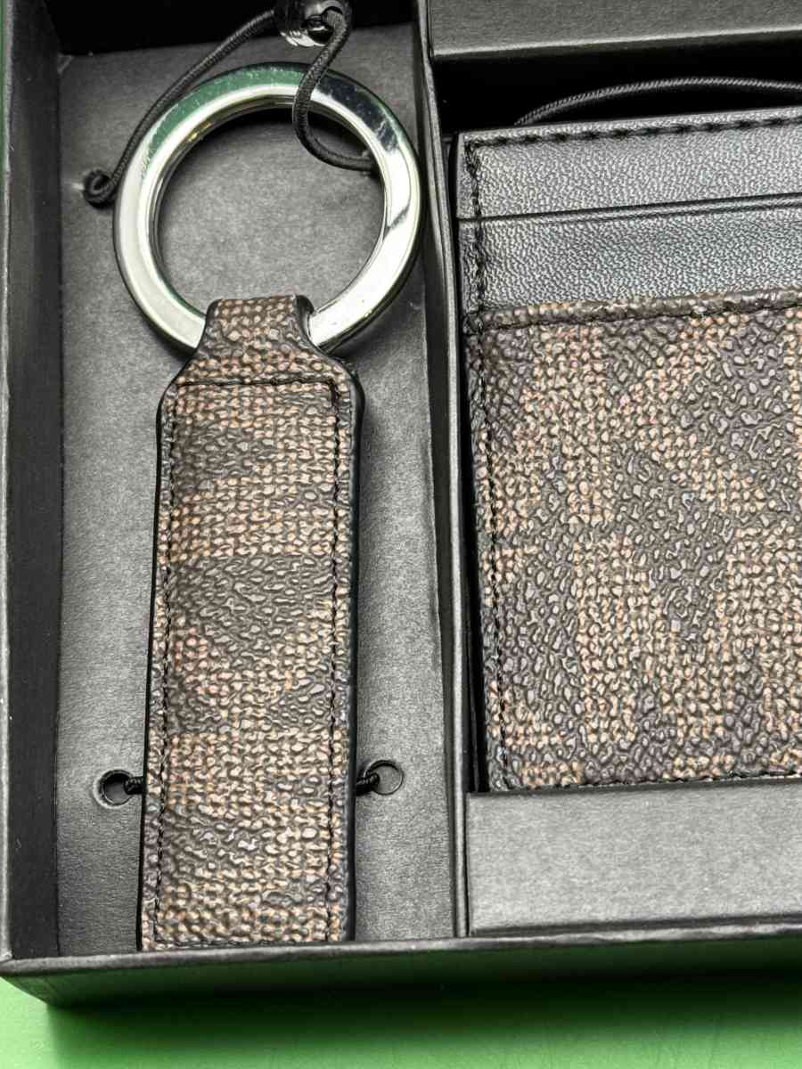2042HPSR New Brown  Black Michael Kors Slim Holder With Key - Gallatin, Tennessee - FleaMarketBay