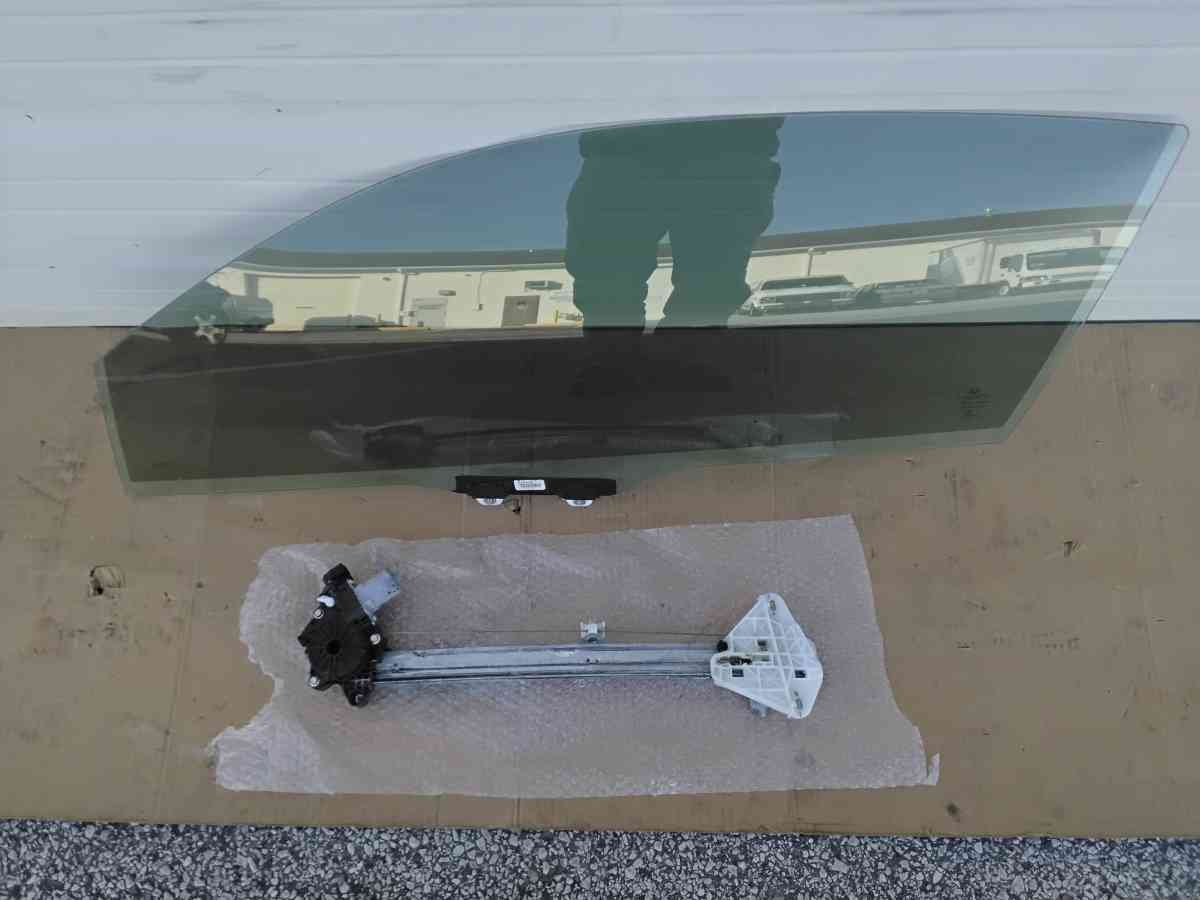 2018 Honda Civic Left Front Door Glass and Window Regulator - Williamstown, New Jersey - FleaMarketBay