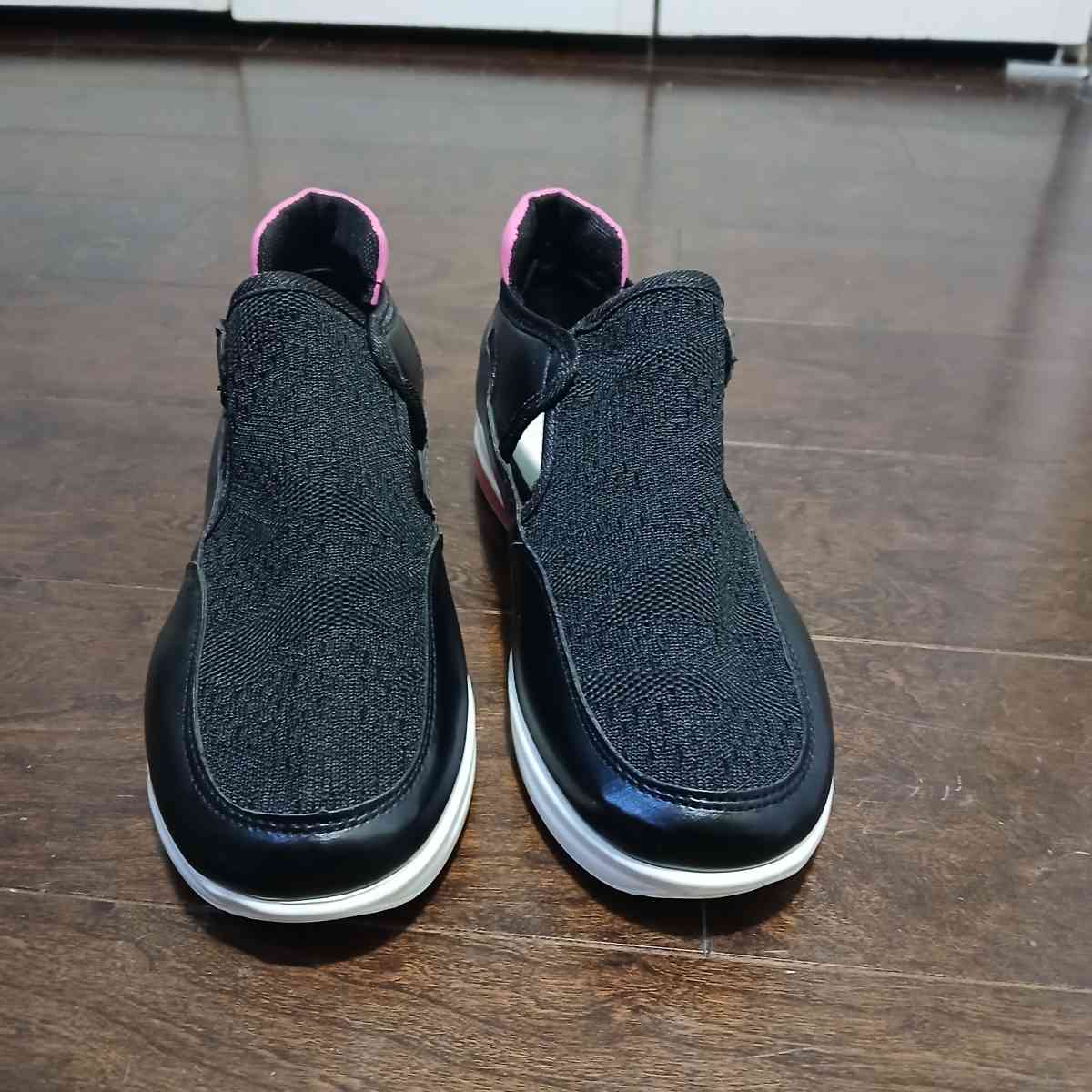 Fashion Black slipon shoes with pink accents Size 8 - Indianapolis, Indiana - FleaMarketBay