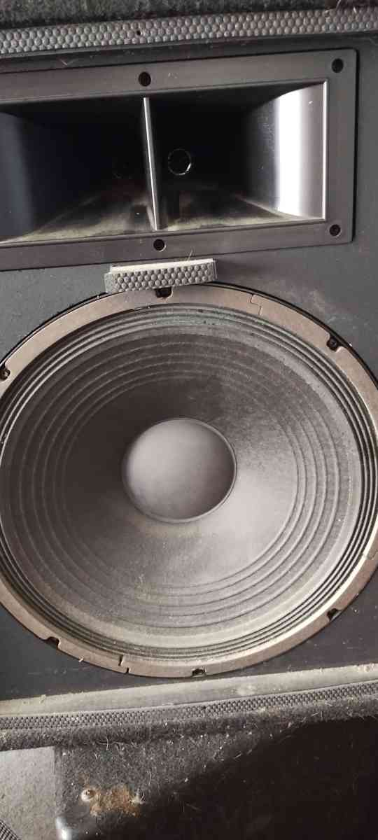 Pair of Fender 115xp powered speakera - Kingston, Pennsylvania - FleaMarketBay