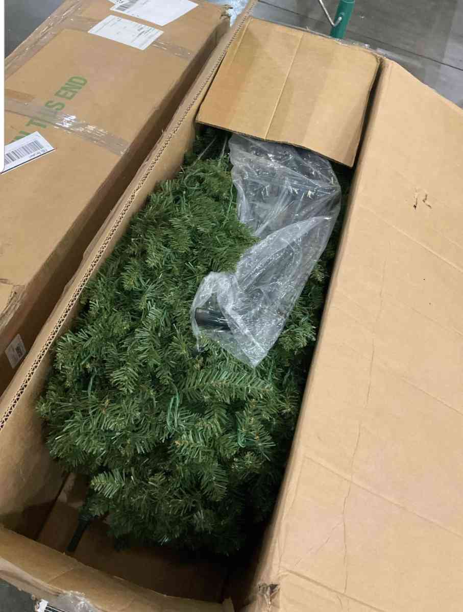 12 ft Slim Christmas tree cashmere with 1100 Led lights - Mount Juliet, Tennessee - FleaMarketBay