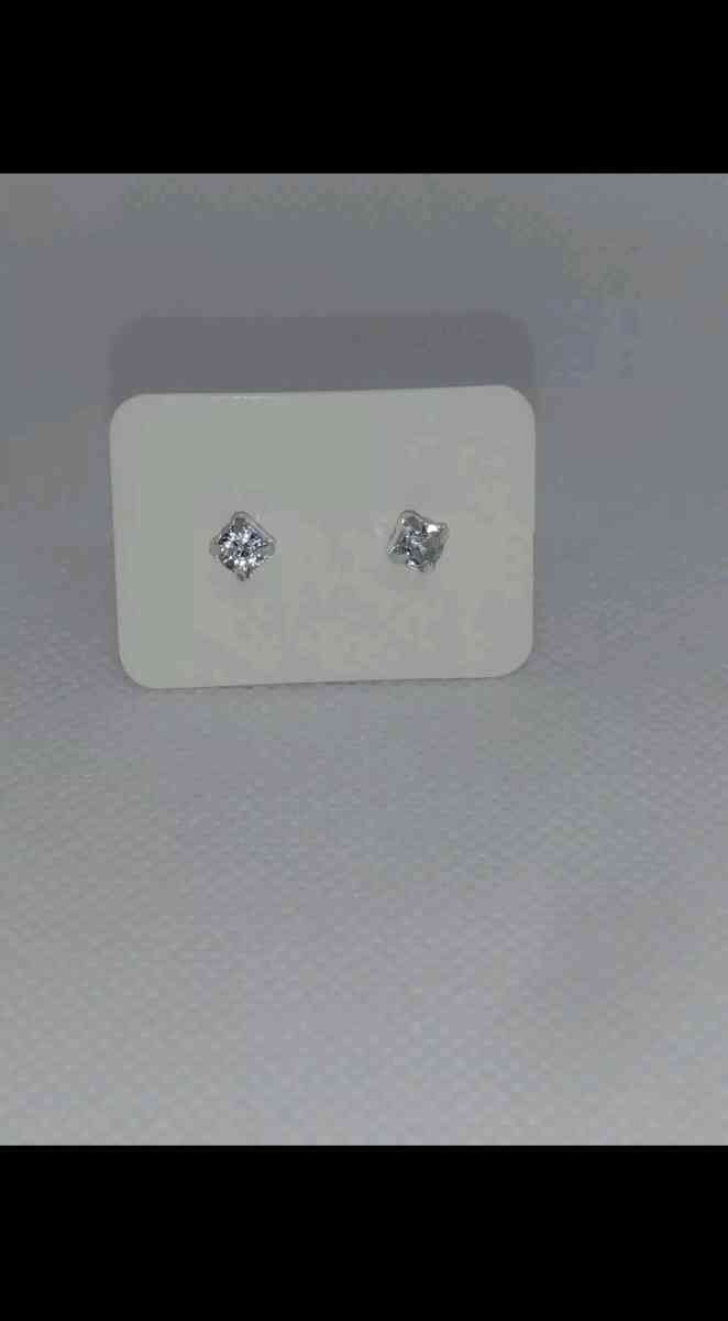 6 Earrings Studs Set Medium - Roanoke, Virginia - FleaMarketBay