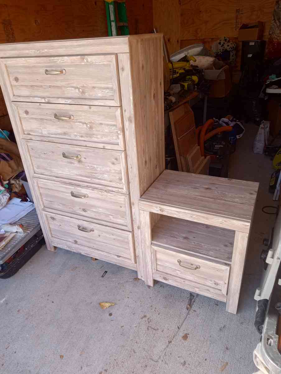 Ashley chest 5 drawer and matching nightstand - Peoria, Illinois - FleaMarketBay