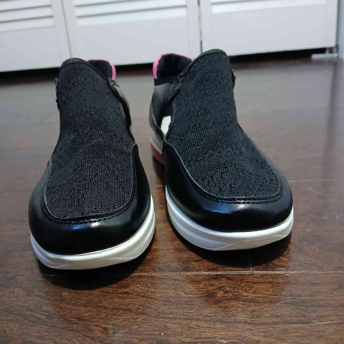 Fashion Black slipon shoes with pink accents Size 8 - Indianapolis, Indiana - FleaMarketBay