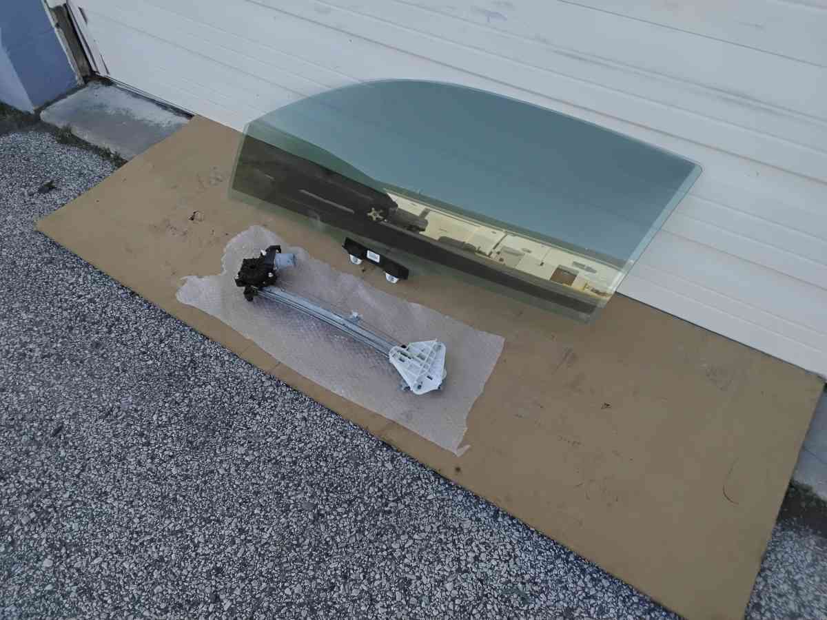 2018 Honda Civic Left Front Door Glass and Window Regulator - Williamstown, New Jersey - FleaMarketBay