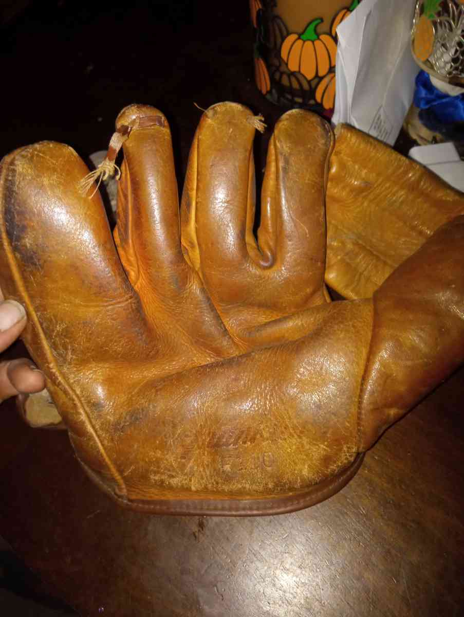old baseball glove - Rochester, New York - FleaMarketBay