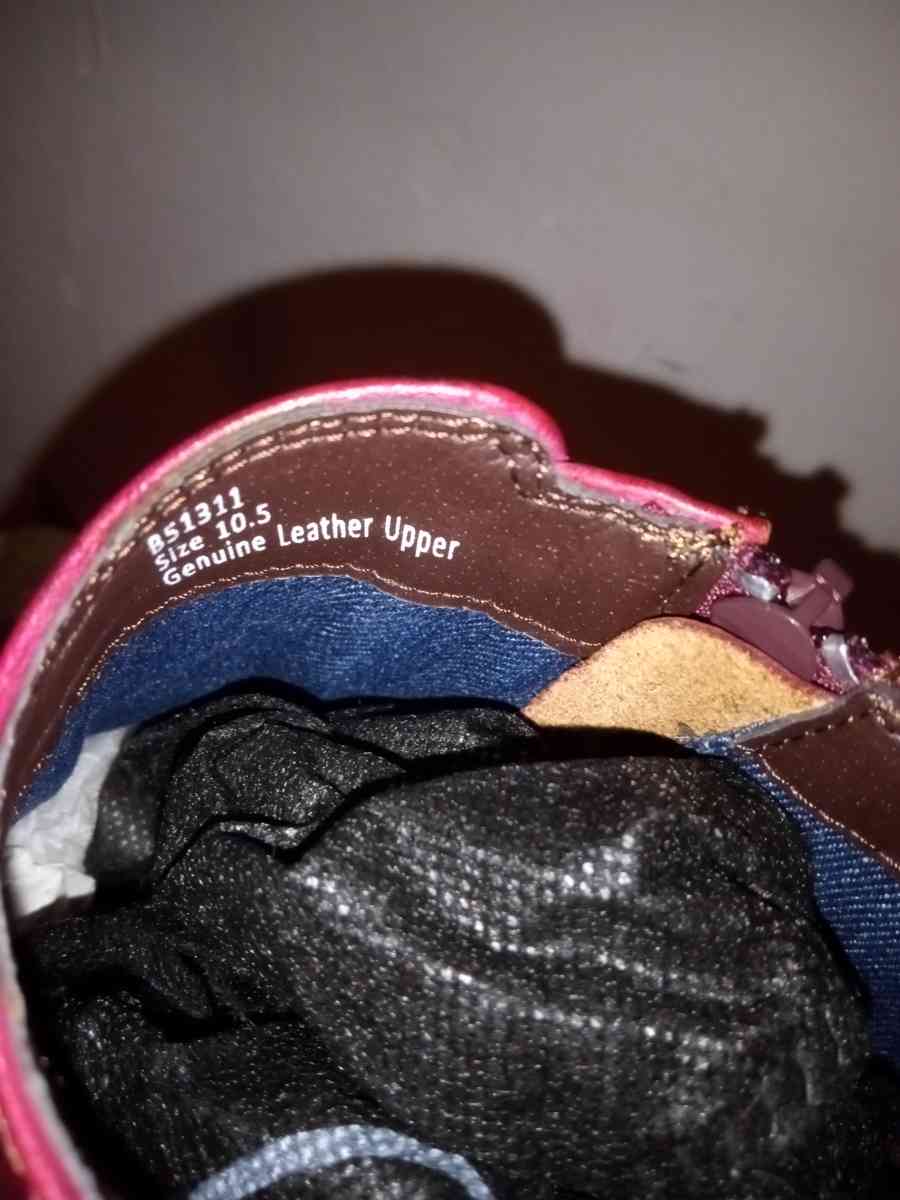 SELLING MY BRAND NEW NEVER USED LA MILANO BURGUNDY SHOES - Staten Island, New York - FleaMarketBay