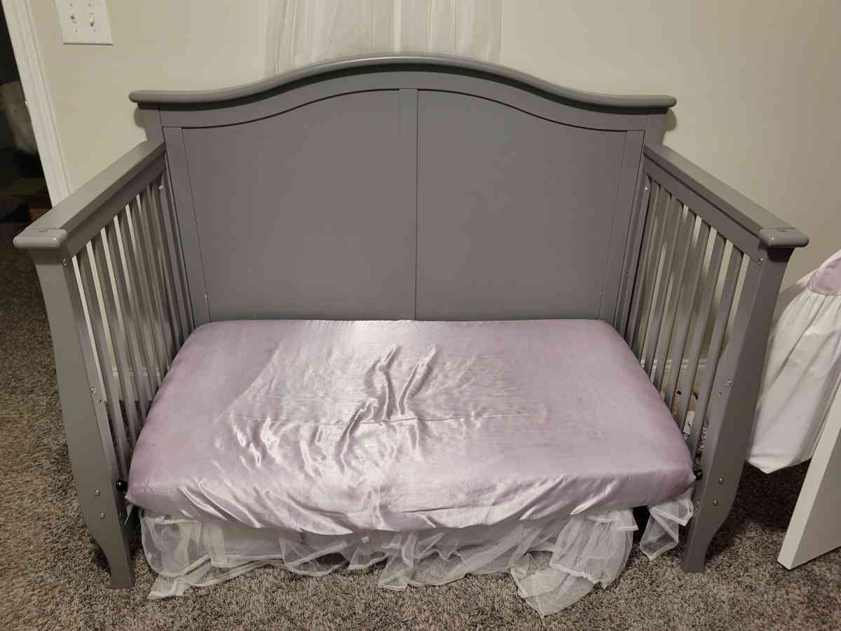 convertible crib - Conyers, Georgia - FleaMarketBay