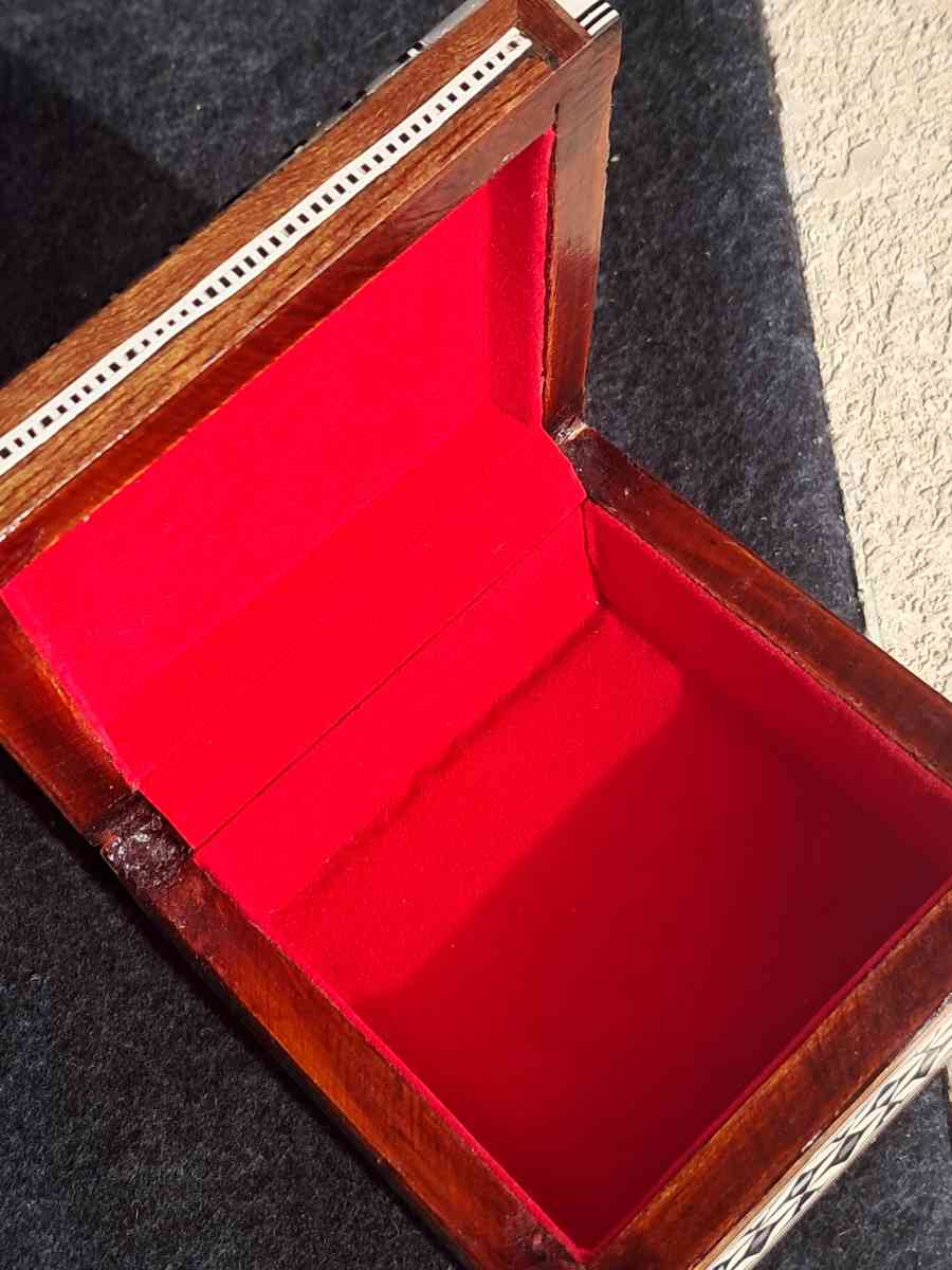 Antique Handcrafted Mother of Pearl Trinket Box - Lake Havasu City, Arizona - FleaMarketBay