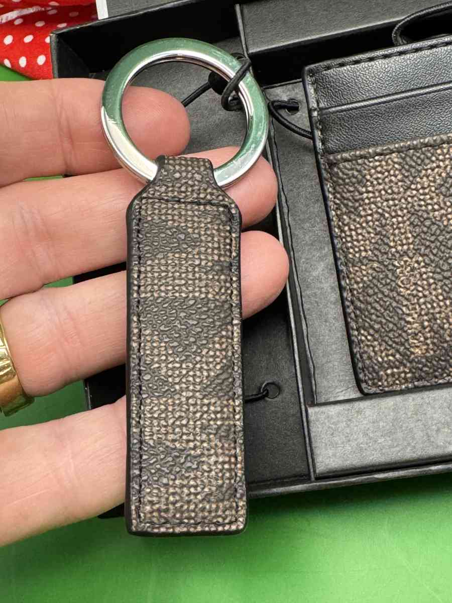 2042HPSR New Brown  Black Michael Kors Slim Holder With Key - Gallatin, Tennessee - FleaMarketBay