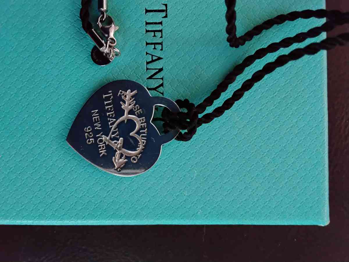 AUTHENTIC TIFFANY NECKLACE - Brookfield, Massachusetts