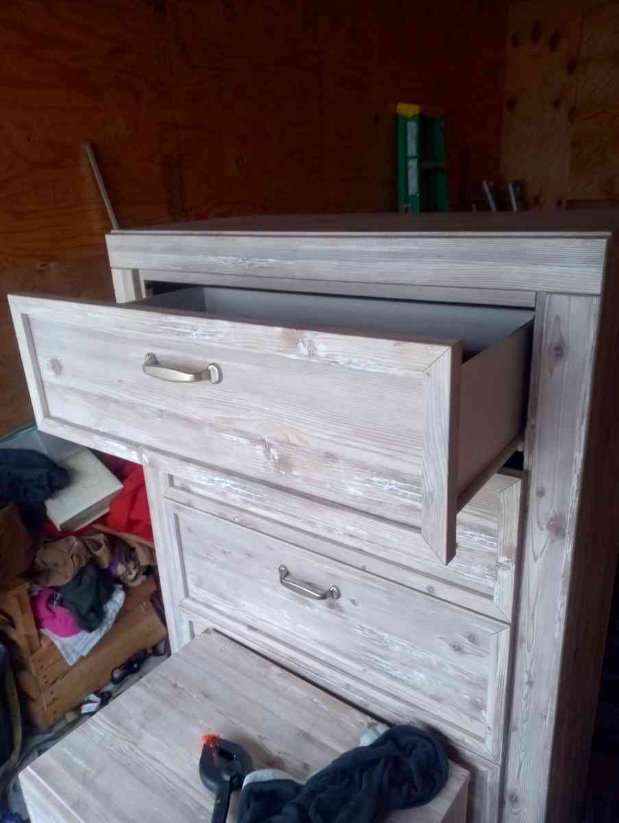 Ashley chest 5 drawer and matching nightstand - Peoria, Illinois