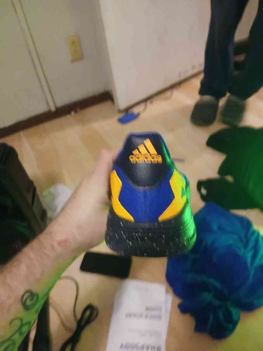 Adidas boys shoes size 5 like brand new - Jasper, Alabama - FleaMarketBay