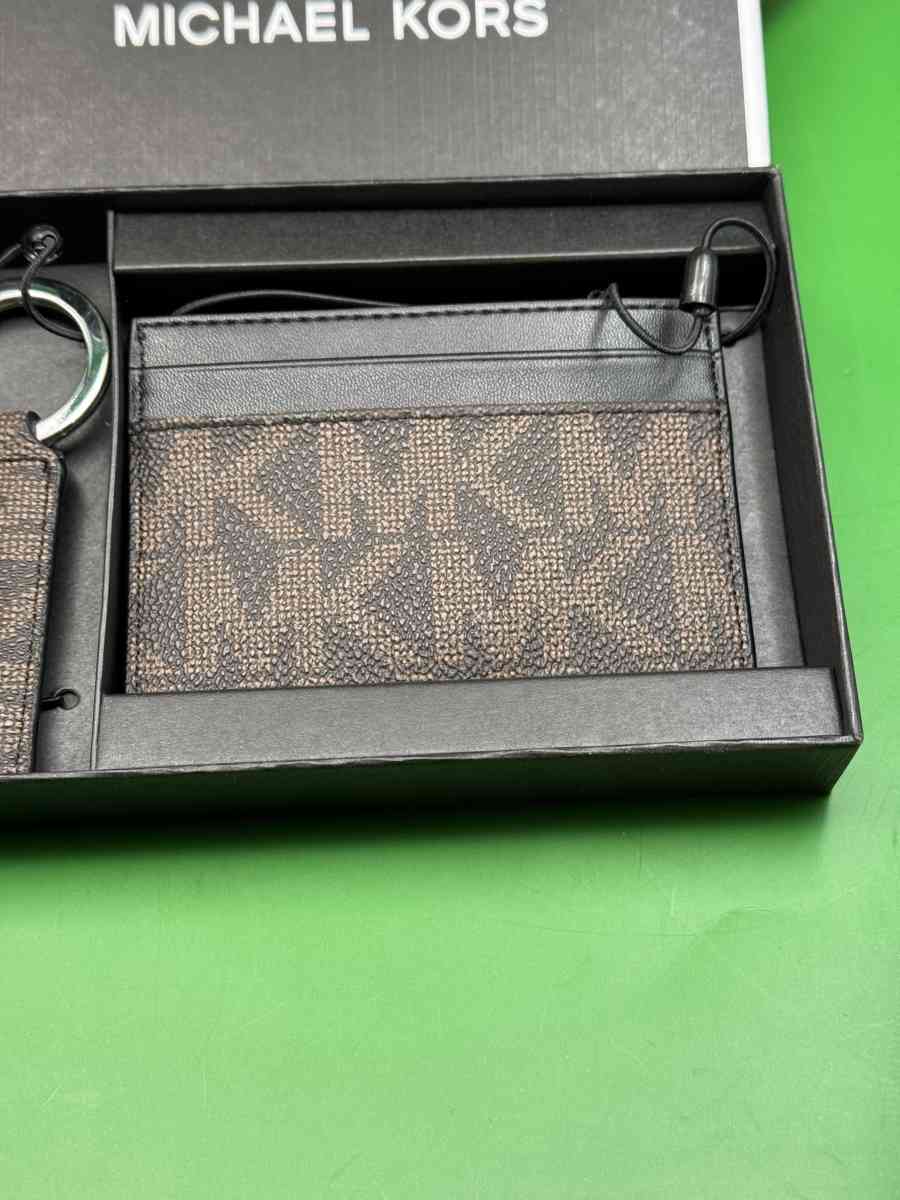 2042HPSR New Brown  Black Michael Kors Slim Holder With Key - Gallatin, Tennessee - FleaMarketBay