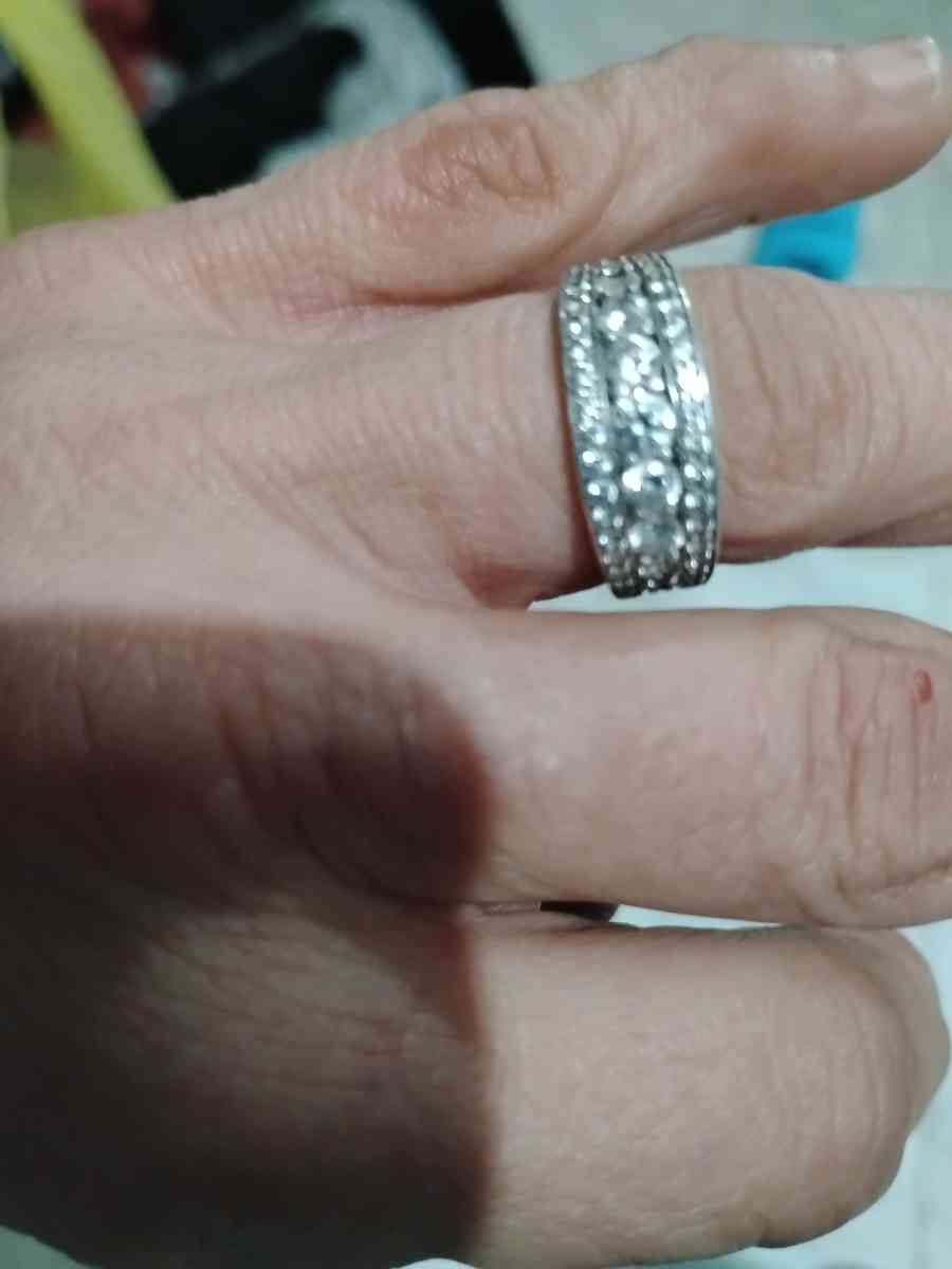 anniversary ring size 7 matches the wedding set I have here - Morse, Louisiana - FleaMarketBay