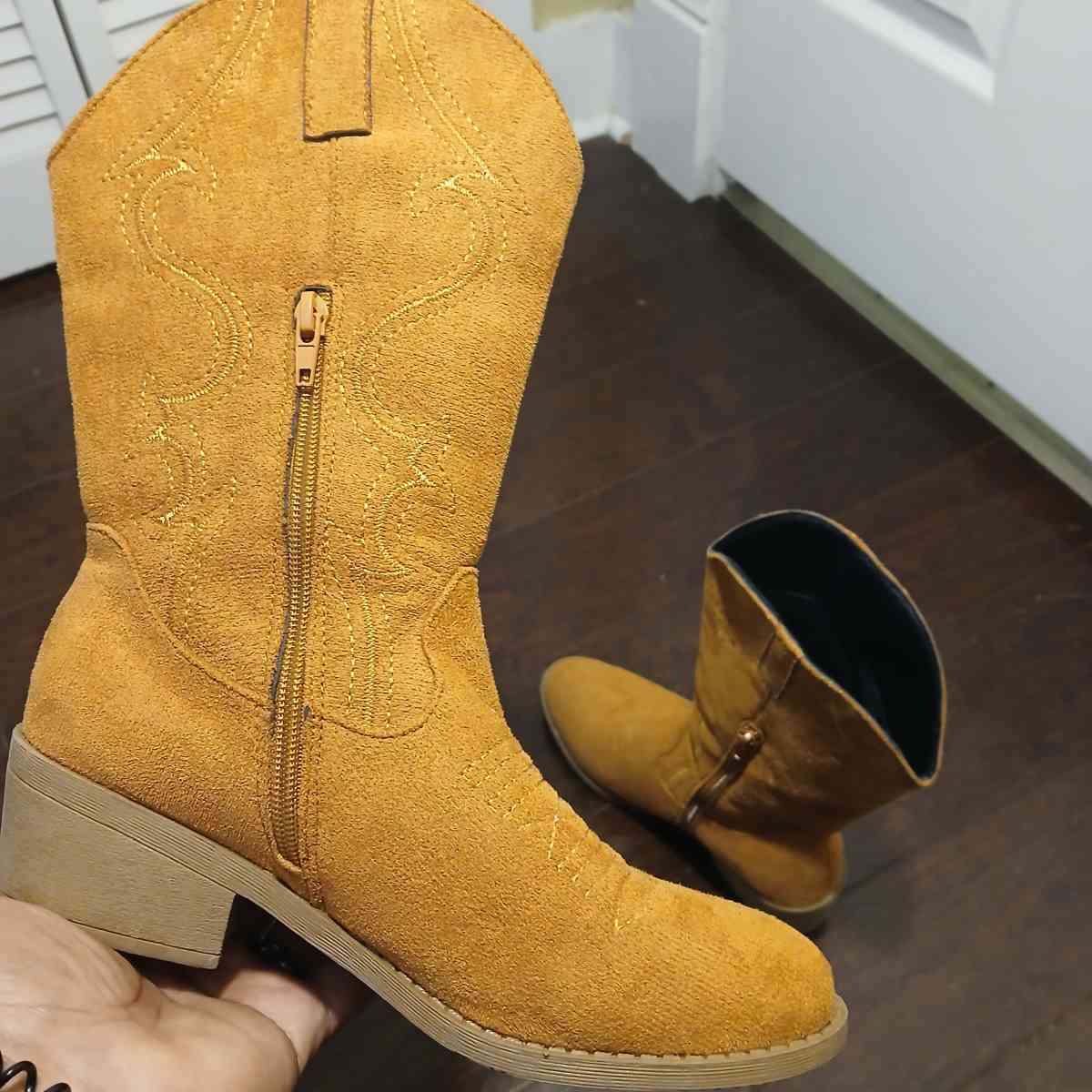 Western Brown Cowboy Boots For Women Size 6 - Indianapolis, Indiana - FleaMarketBay