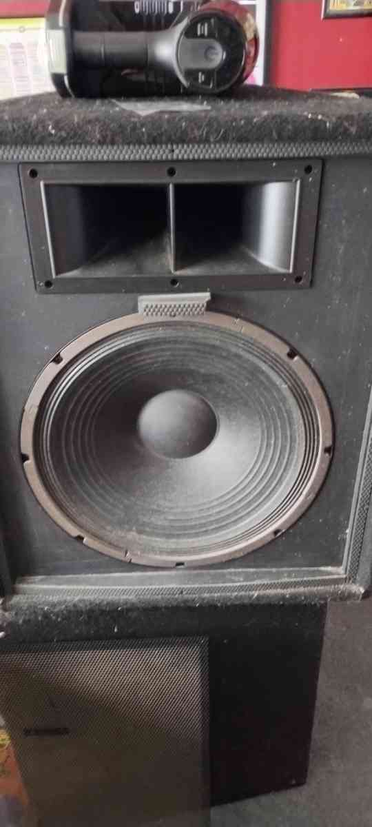 Pair of Fender 115xp powered speakera - Kingston, Pennsylvania