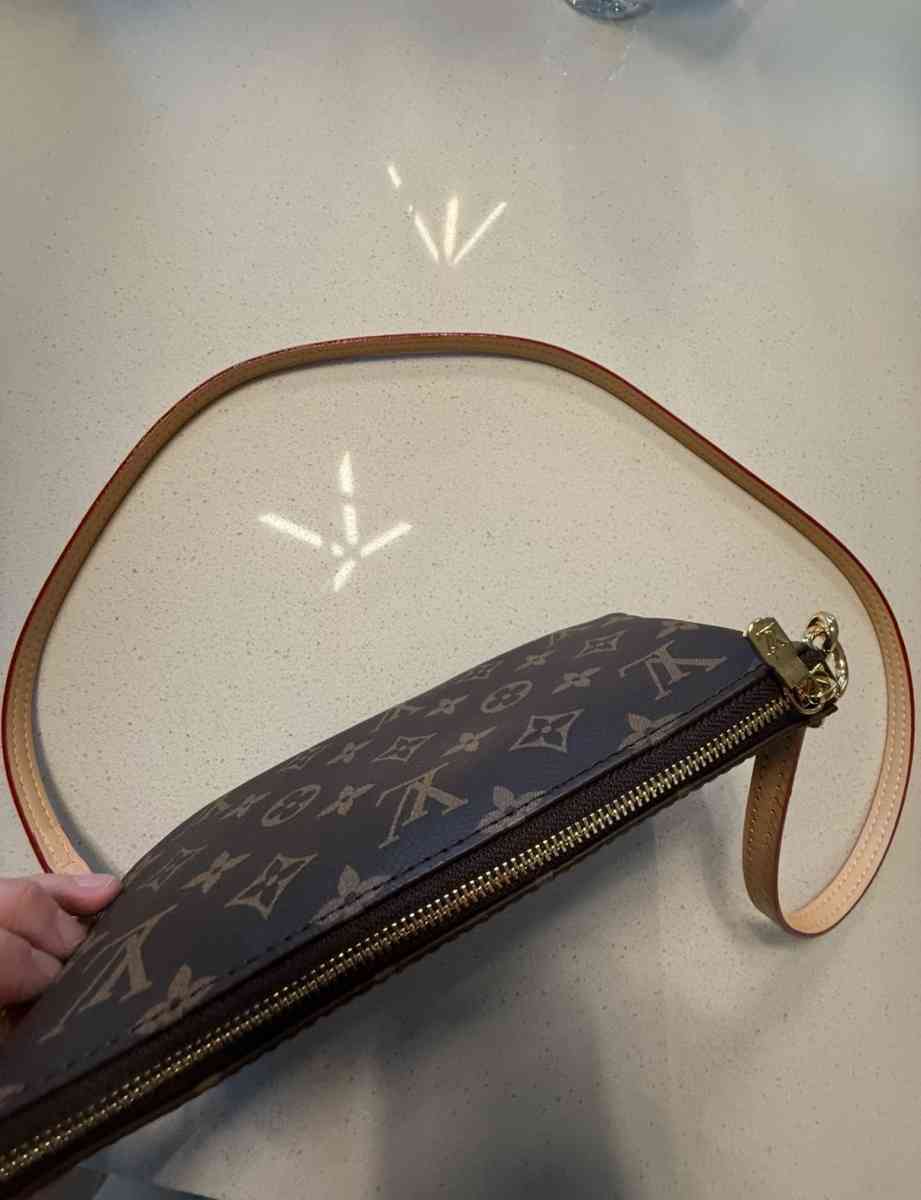 Louis Vuitton Shoulder Bag Pochette - Paradise Valley, Arizona - FleaMarketBay