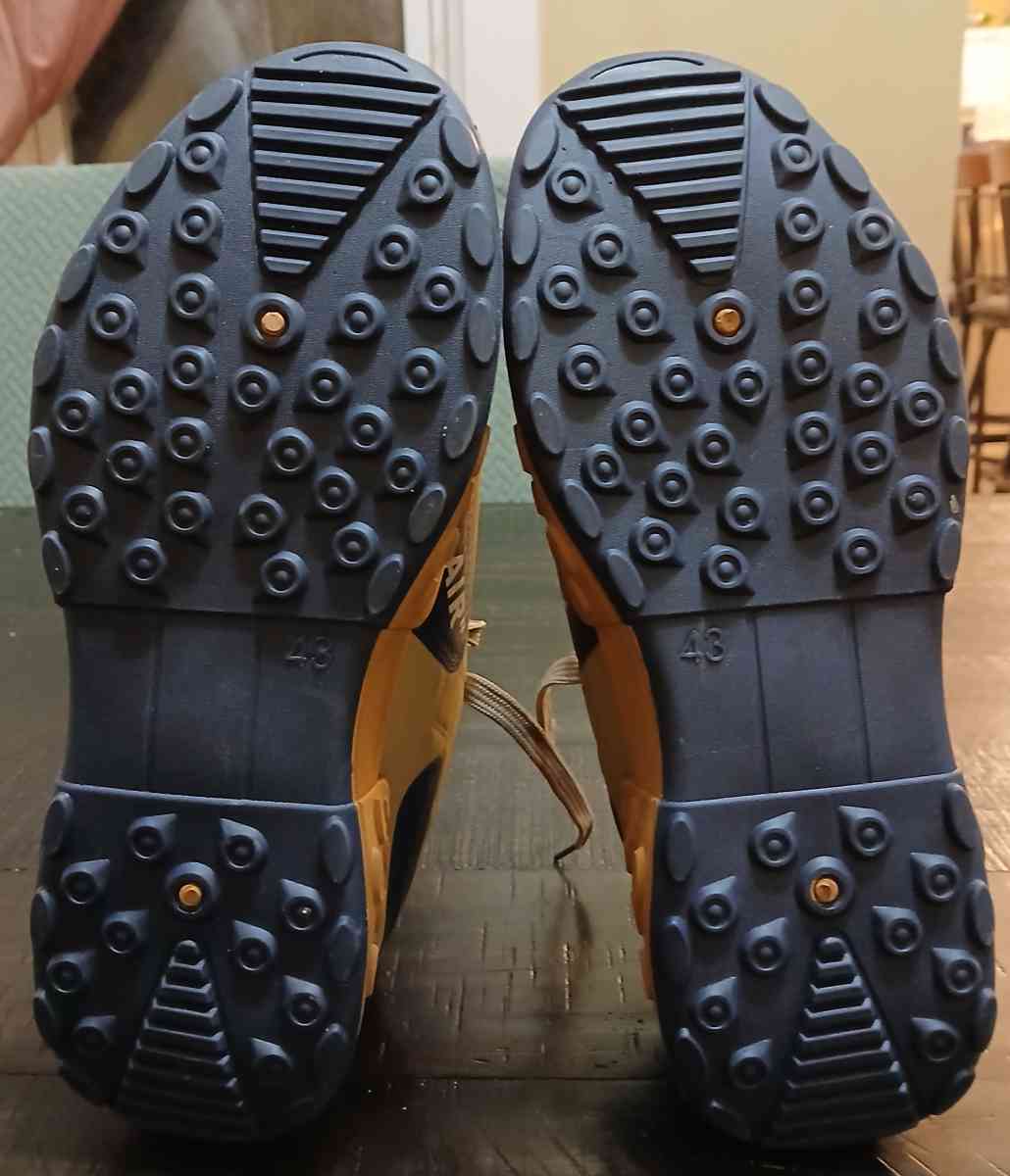 Air tan and blue unisex sneakers - Indianapolis, Indiana - FleaMarketBay