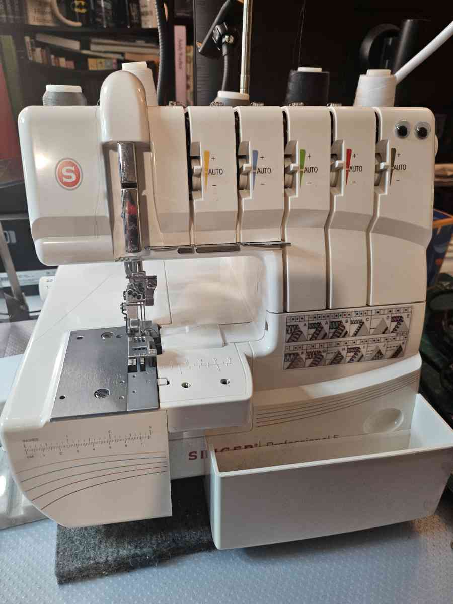 Singer Professional 5 serger and coverstitch combo machine - San Diego, California