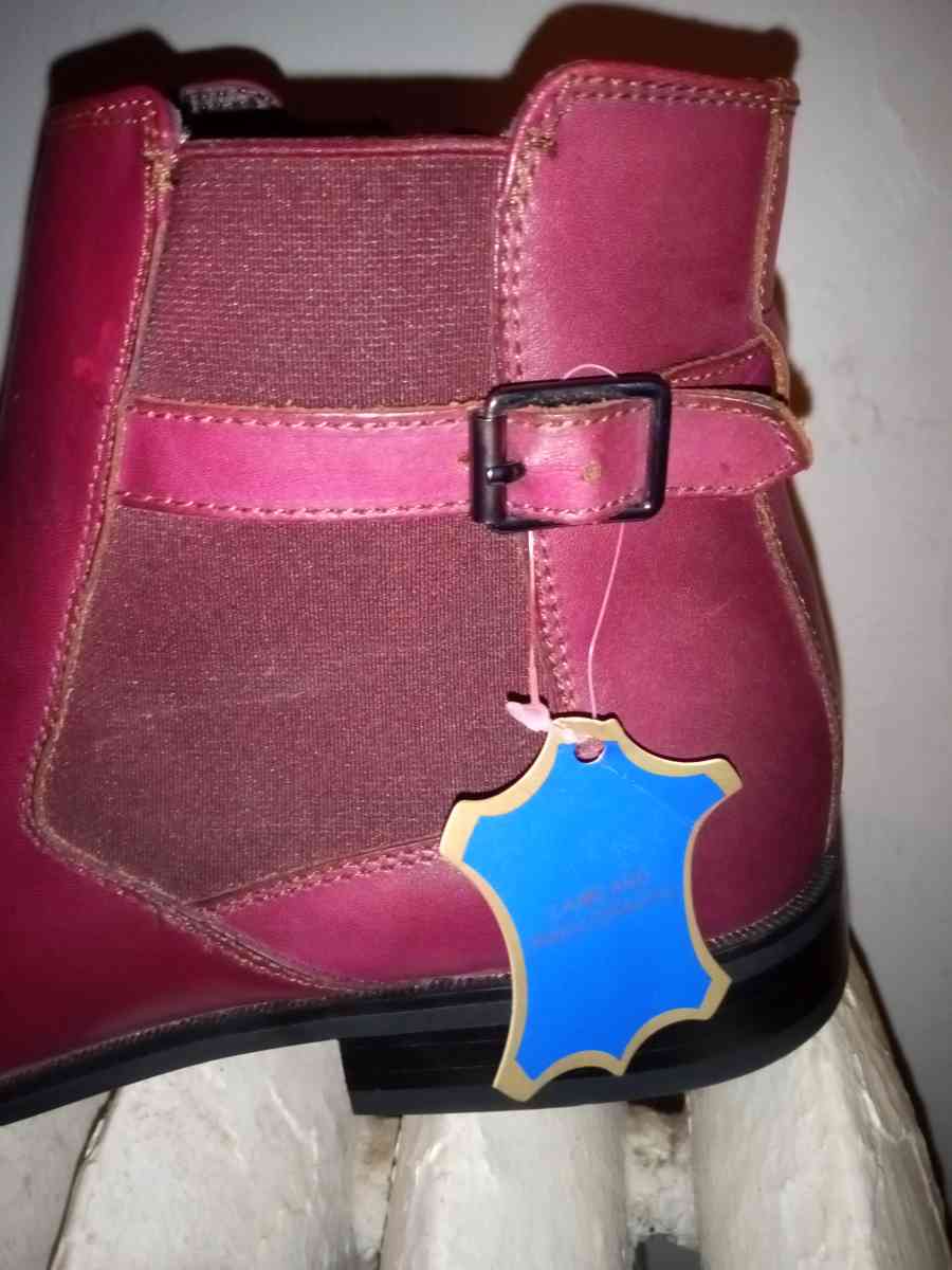 SELLING MY BRAND NEW NEVER USED LA MILANO BURGUNDY SHOES - Staten Island, New York - FleaMarketBay